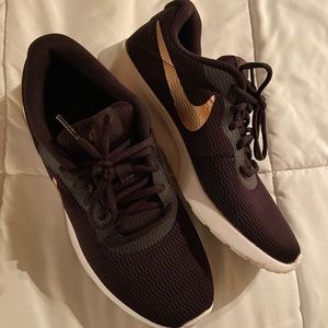 Women’s Nike shoes size 9.5 - EUC
